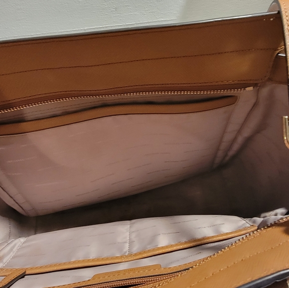 ⭐️Michael Kors Crossbody Bag⭐️ - Picture 12 of 14